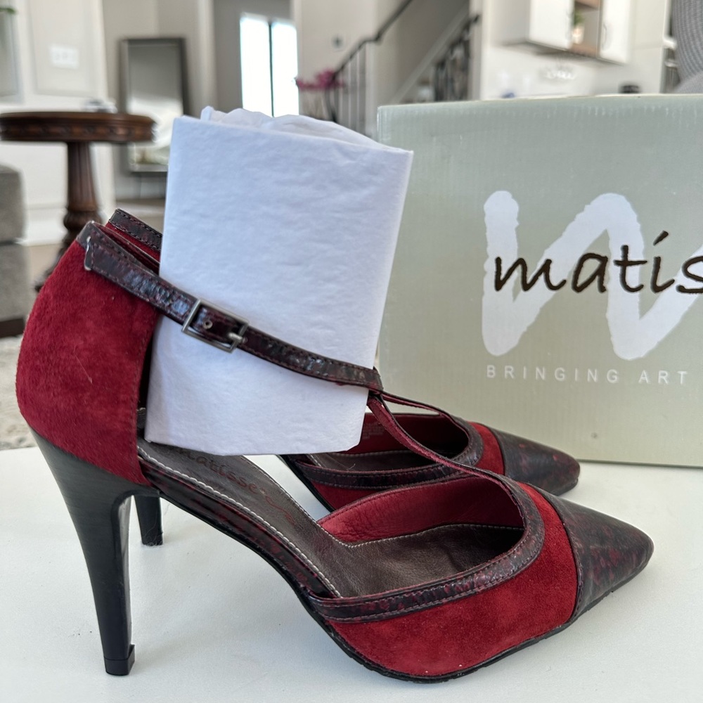 MATISSE Suede, T-Strap Pump, Cranberry Suede with Embossed Trim, Size 8, NWB